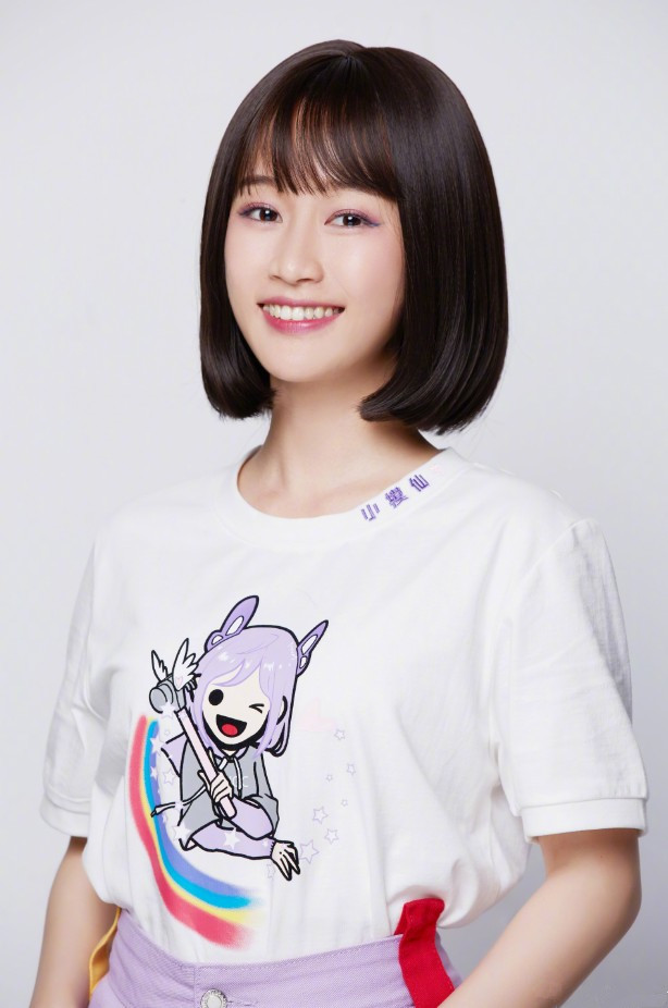 "严莉莉"长大了,今28岁穿黑魔仙t恤,依旧像16岁的样子!