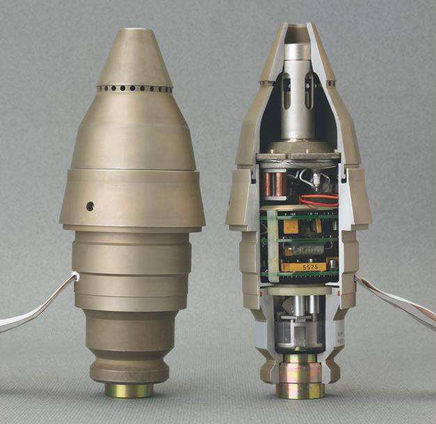 炮弹掉到万米海沟会被压扁吗?如果压迫到引信会爆炸吗?