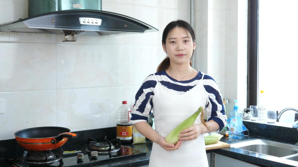 水煮玉米别只用清水 多加两样东西 玉米香甜可口 比买的还好吃