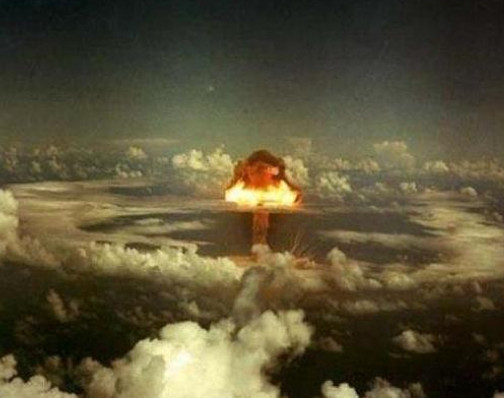 原子弹爆炸时 离爆点300米的日本女人竟能幸存 答案令人震惊