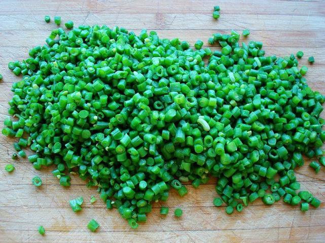 4,过凉水切成末,把五花肉切末,姜切末,香葱切末