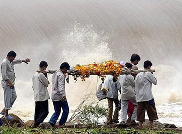 印度_社会|15岁女孩怀孕5个月却离奇死在家中，家人不报警迅速下葬