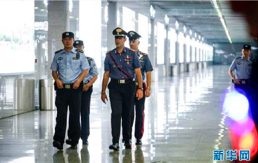 意大利警察跑到中国来巡逻 你没有看错 重庆就有两个