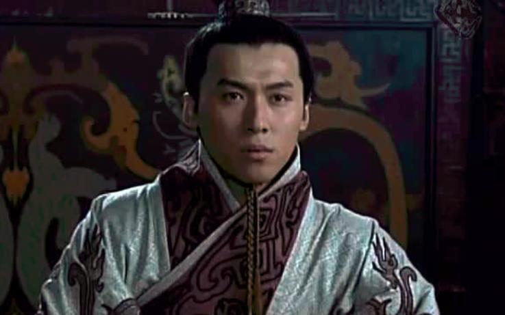 再来看看曹操的儿子曹丕,俗话说的好虎父无犬子,曹丕作为曹操的继承人