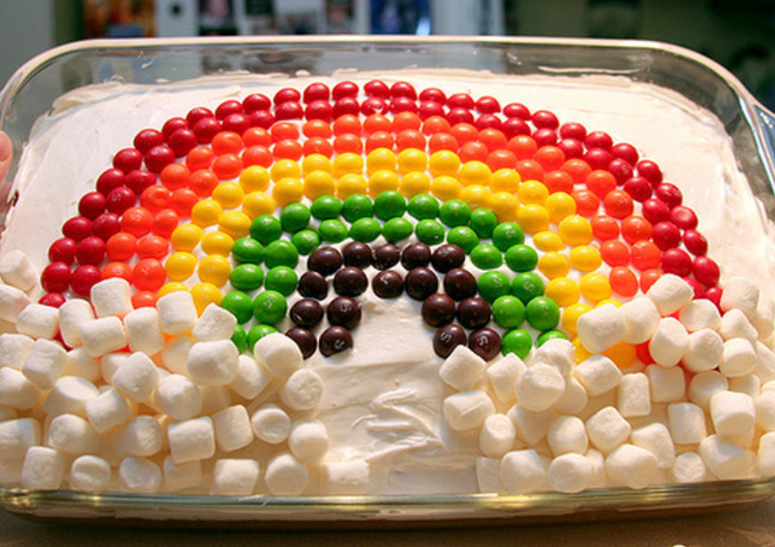 彩虹糖推出全白限定版,糖果从彩色改成白色,还标记了不同的味道