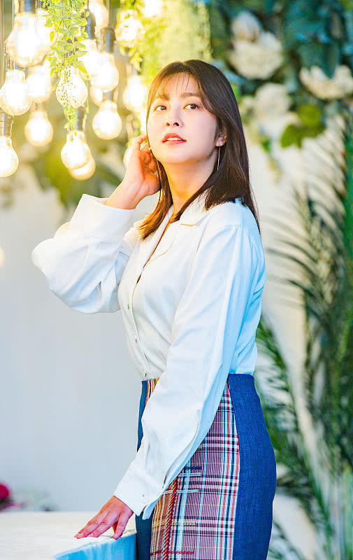 微胖女孩朴世荣真是美到让人羡慕,丝绸衬衫 长裙,优雅到骨子里