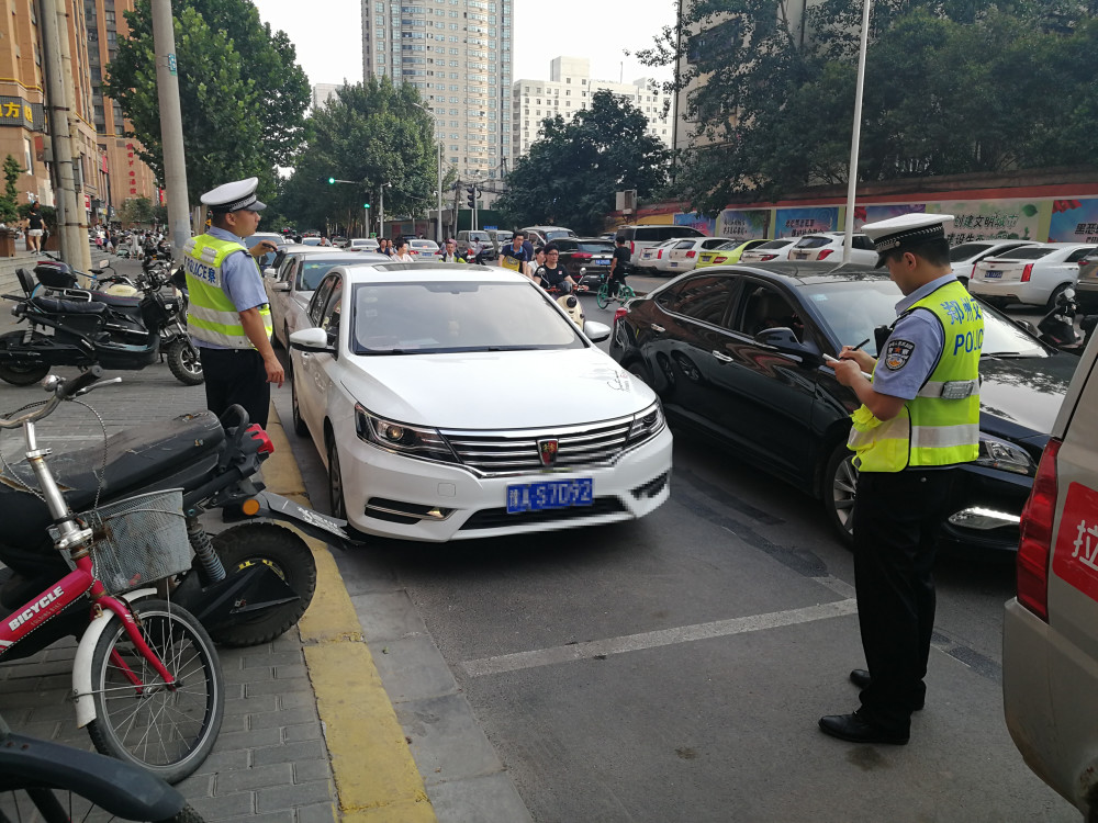 交警卻指著黑停車場:那不是有停車位嗎?