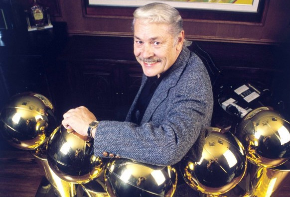 杰里-巴斯在1934年出生,老巴斯在1979年斥资6700万美元,从杰克-库克手