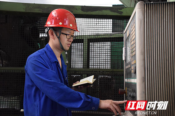 王伟元现场对孔型加工机床这一"钢铁侠"进行了全面"体检".