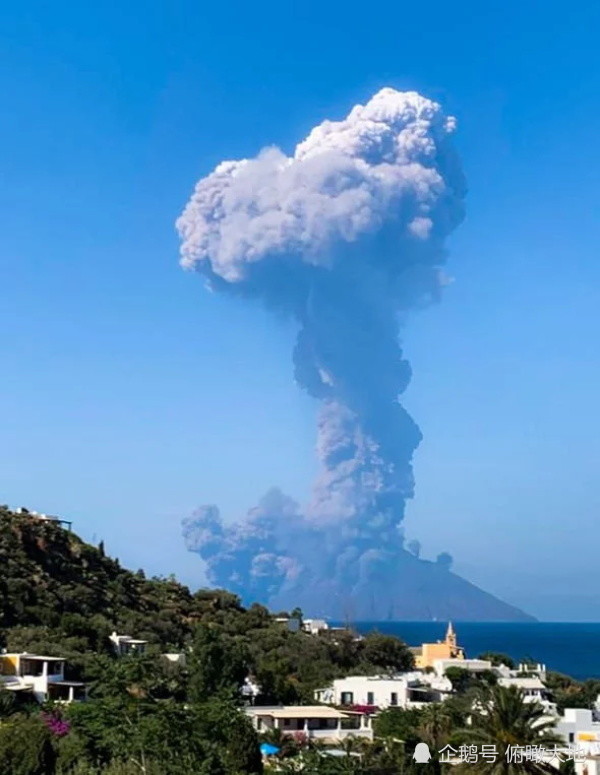 地球活动频繁 全球又一个活火山喷发 一名游客被火山砾砸中