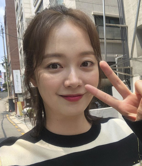 《欧罗拉》全昭旻展示清爽活泼的美貌,并留言"最近有点害羞"