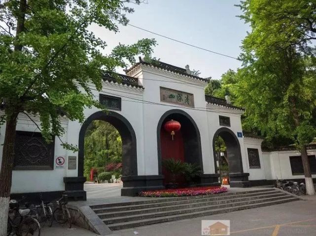 有清涼寺,崇正書院,掃葉樓,清涼山上,名勝古蹟隨處可尋,是南唐帝王的