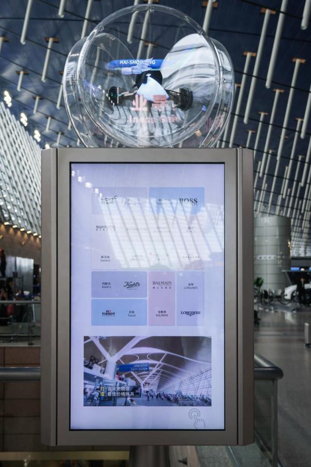 (赵晨润 摄)而在精品气息扑面而来的虹桥机场,4块电子导视屏位于t2