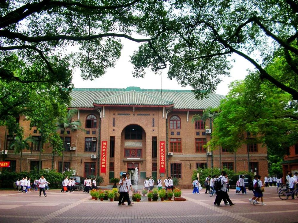 在广州市第十中学这所百年名校的天台一个足球场为孩子们带来无限的