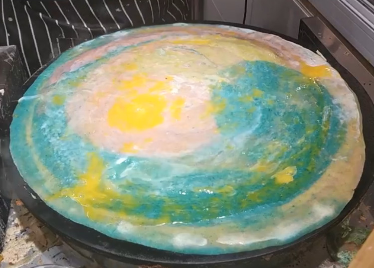 天津新开的夜市,彩虹煎饼果子成为亮点,一套十二元大家围着买