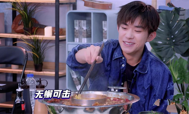 难怪没人喜欢和易烊千玺一起吃火锅,看他夹菜的动作就明白了