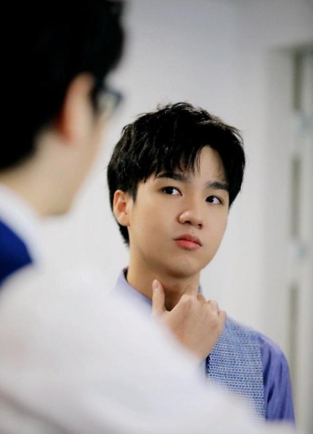 严君泽重登赛场却犯下低级错误,搭档不敢接话,网友:不要取笑他