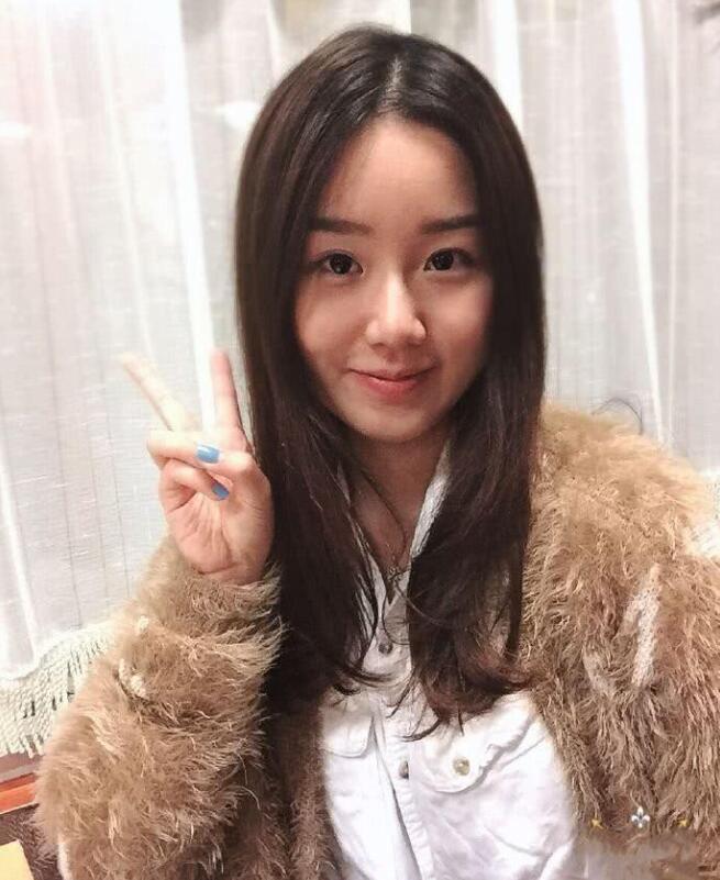 孟非罕见晒女儿小苹果照片,素颜都让人眼前一亮,网友:岳父你好