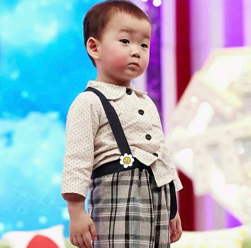 当年的可爱的宋民国长大了7岁五官很精致