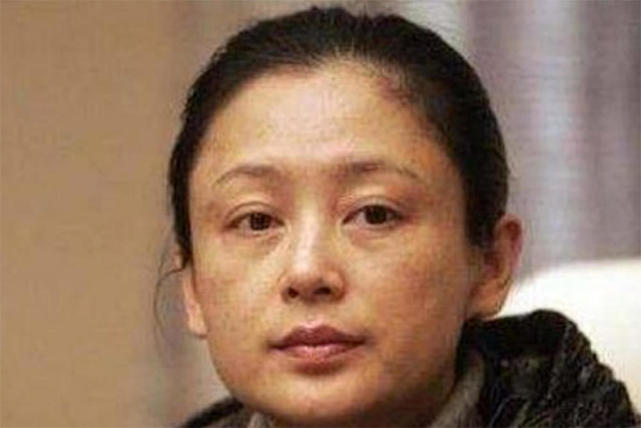 同一代女星 江山 陈红 蒋雯丽都老了 只有她50岁活成岁