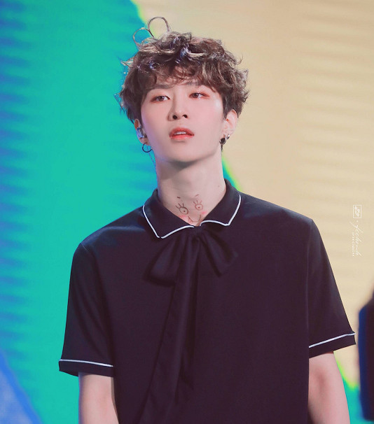 范丞丞初次尝试紫发看到照片后网友难以抵达的魅力