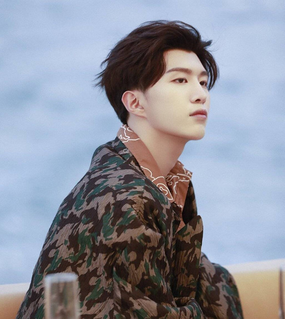 范丞丞初次尝试紫发看到照片后网友难以抵达的魅力