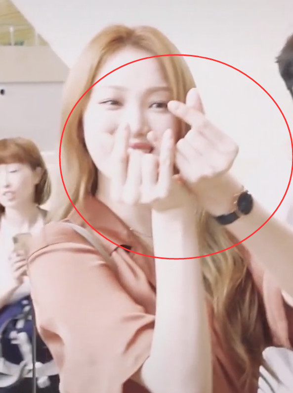 最近李圣经解锁"比心新招式",两只手比3个心,成为00后最爱