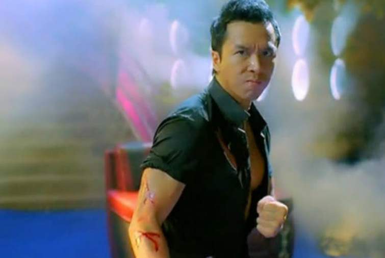 甄子丹蒙眼踢瓶盖后 赵文卓一脚踢掉三个瓶盖 互不服气