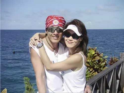 吕颂贤的感情也经历了坎坷,吕颂贤有过3段感情,第一段感情是和吴绮莉