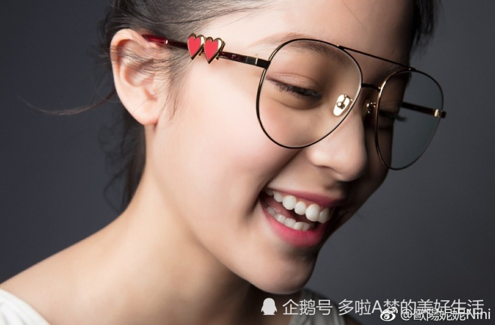 有一种整容叫欧阳娜娜戴眼镜,原以为会很土,结果惊艳全场