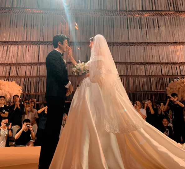 《琅琊榜》女星周奇奇大婚当场宣布已怀孕 盛一伦到场当伴郎