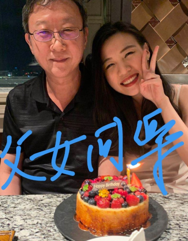 81岁琼瑶和家人同框,与儿媳似姐妹,孙女颜值太出众