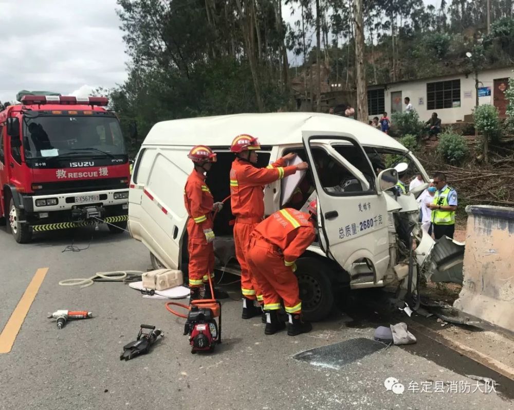 楚雄牟定元双公路车祸