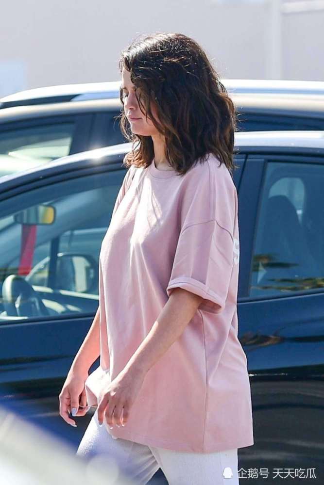 赛琳娜·戈麦斯素颜现身街头,身穿宽松的粉色t恤,慵懒又温润