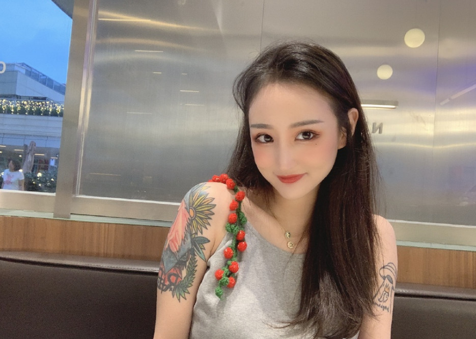 守候在uzi身边婷婷深夜发文感慨网友这就是爱情吧