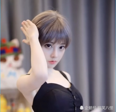 冯提莫晒男友视角清纯自拍动作撩人,赵本山女儿球球被路人表白