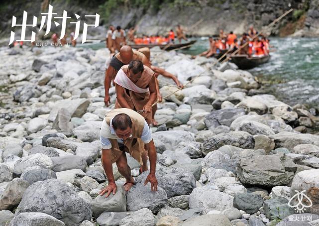跟拍最后的三峡纤夫：穿上裤子不再裸，有人全身是病有人河滩殒命_腾讯新闻