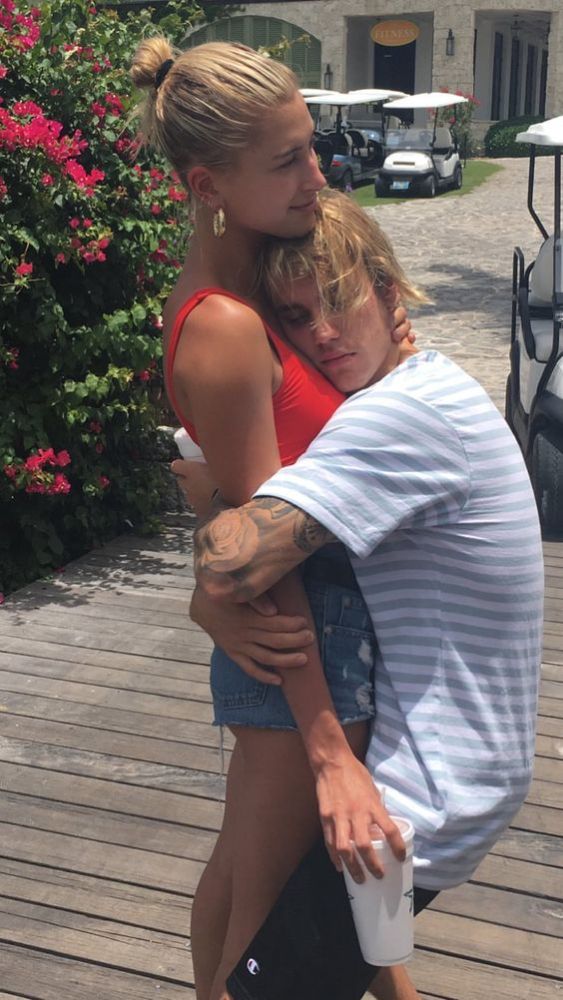 海莉晒唯美照庆与贾斯汀比伯订婚一周年恩爱情侣羡煞旁人