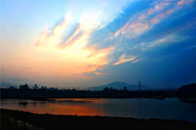 慢慢地,只见潼江河里,天水相接的地方出现了一道红霞.