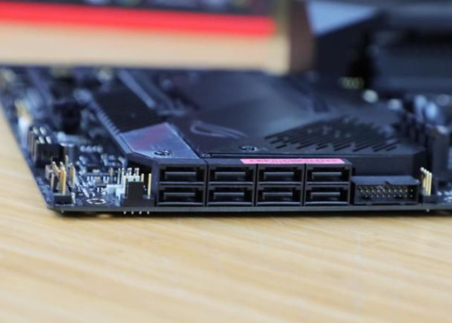 春天在哪里吖 1 / 5华硕rog c8h是ch7的升级版,采用的就是amd的x570