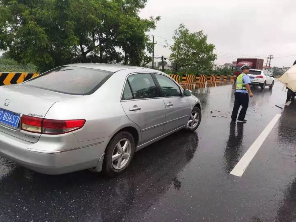 雨天跟車太近 小車追尾致三車連環相撞