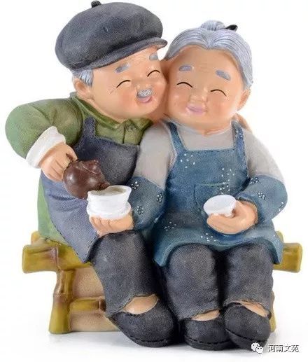 两位老人,携手相伴八十