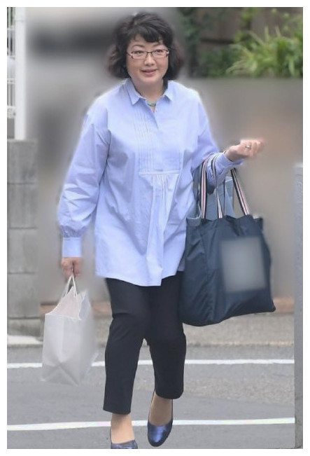 60岁山口百惠身材发福成大妈,气质这块却依旧拿捏得妥妥的!