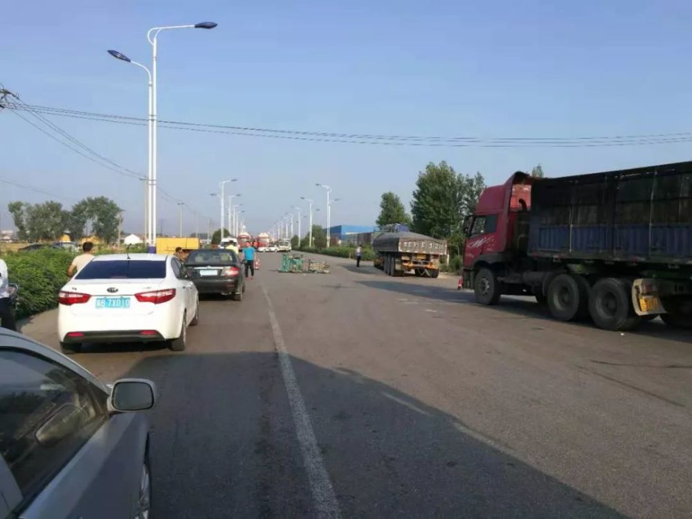 玉田南环发生交通事故 三轮车主