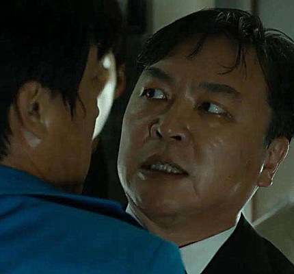 还记得《釜山行》的金常务吗?当他戴上眼镜后,帅到你认不出!