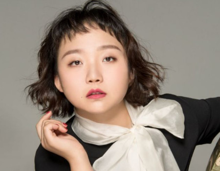 辣目洋子晒美照不料被发际线抢镜网友上辈子是个阿哥