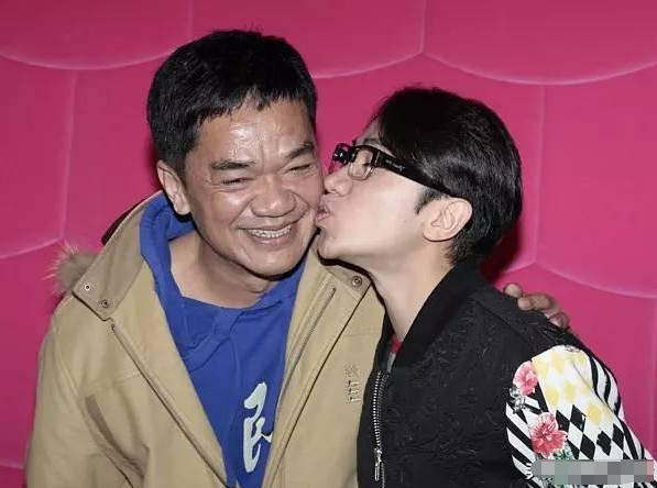 王祖蓝的67岁爸爸黄光亮,以演恶人出名,曾是周润发对手