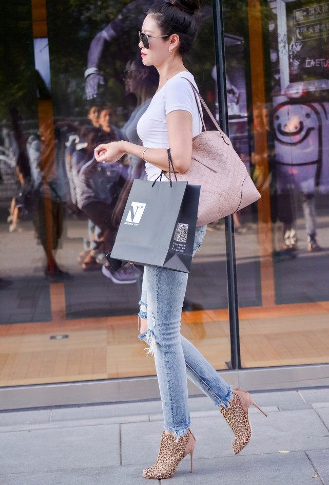 路人街拍:这就是牛仔裤女神啊!看得我都想买牛仔裤了