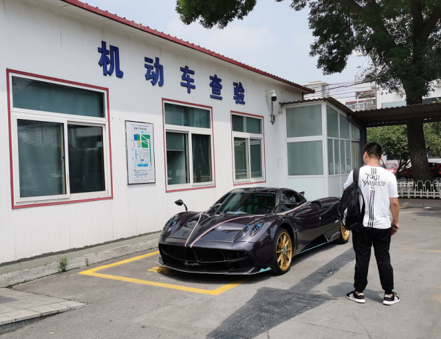 鴟吻卻在2017年年初才交付給車主,比較一輛製造一輛普通的帕加尼要7個