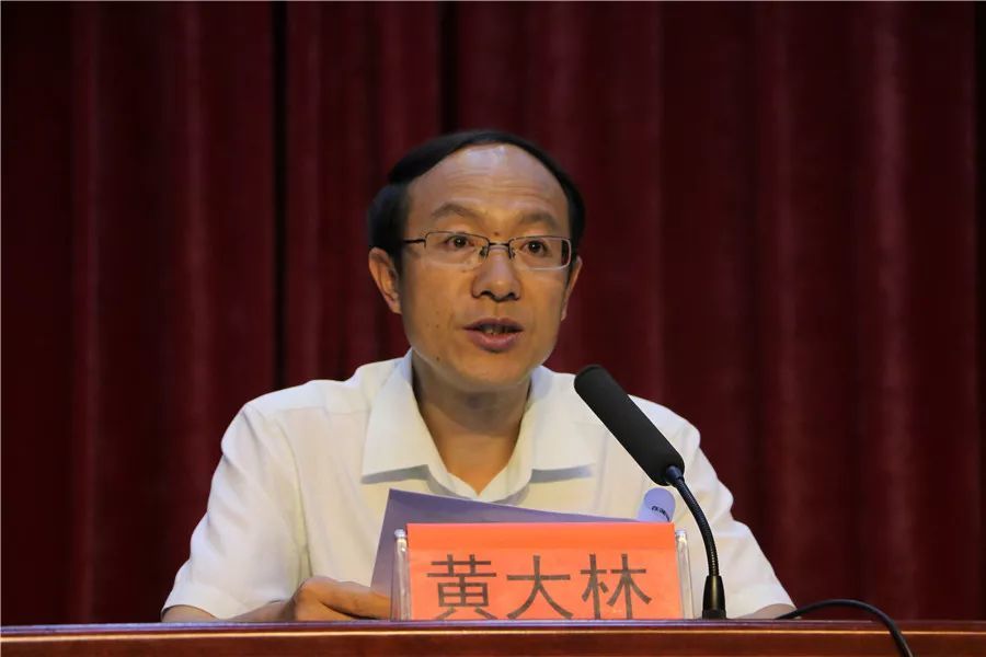 黄大林在讲话中简要回顾了近年来在蒲城开展教育扶贫所取得的成绩